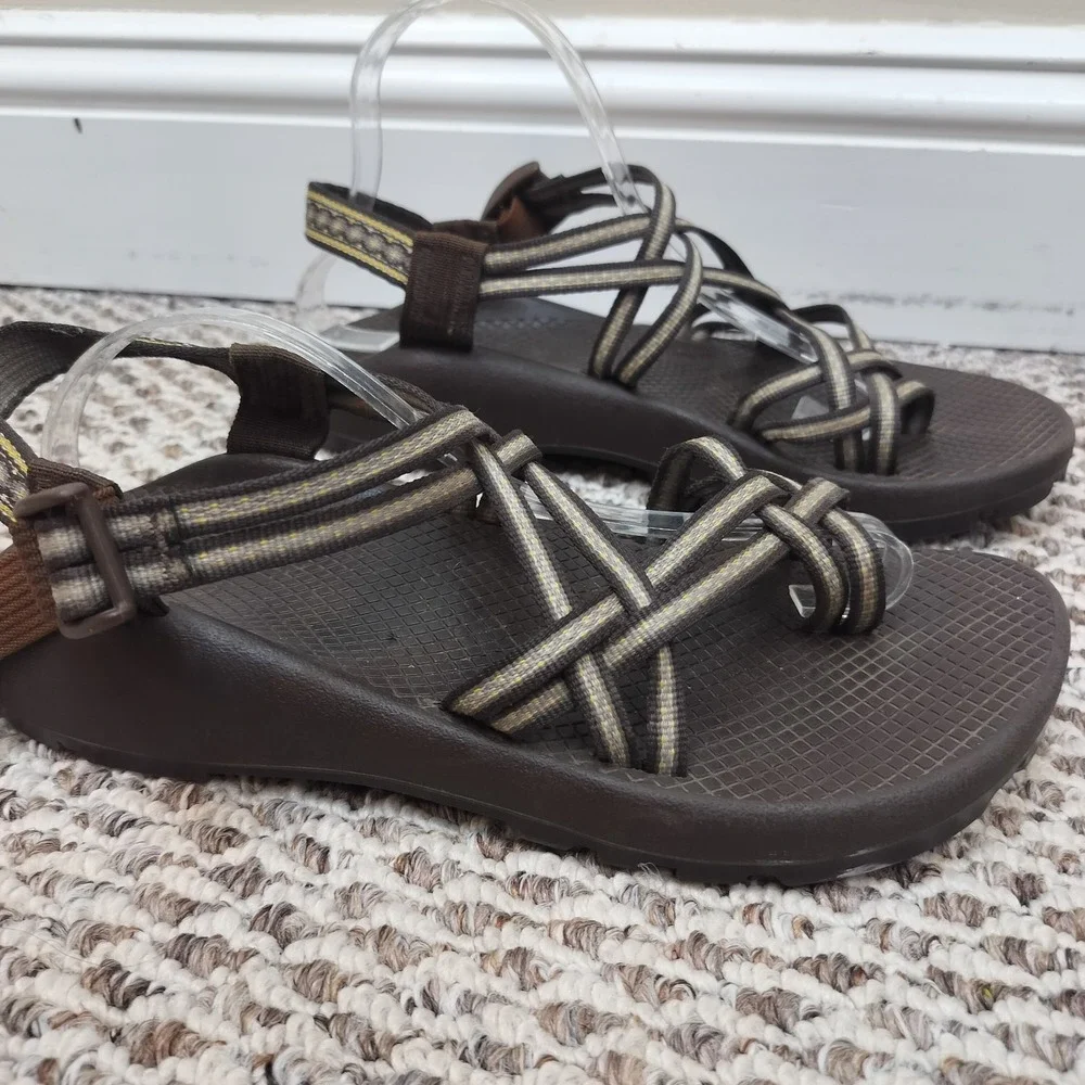 Chaco Cloud Sandals Athletic Hiking Sandals Toe Loop Brown